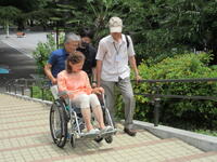 車椅子での介助